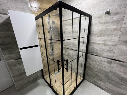<p>Banyo ve mutfak tadilatı, evin en önemli alanlarından ikisi olarak kabul edilir. Bunlar, aile üyelerinin en çok vakit geçirdiği ve kullanılan mekanlardır. Bu nedenle, bu alanları yenilemek veya tadilat yapmak, hem evin değerini artırır hem de evin fonksiyonelliğini ve estetiğini iyileştirir.</p><p>Banyo tadilatı, genellikle lavabo, tuvalet, duş veya küvet, duvar ve zemin kaplamaları gibi alanları yenilemek veya değiştirmekle ilgilidir. Banyonun boyutuna ve mevcut düzenine bağlı olarak, birçok farklı tasarım ve dekorasyon seçeneği mevcuttur. Örneğin, modern bir banyo için parlak renkler, minimalist bir tasarım ve cam veya paslanmaz çelik detaylar tercih edilebilirken, geleneksel bir banyo için ahşap kaplamalar, sıcak renkler ve nostaljik aksesuarlar seçilebilir.</p><p>Mutfak tadilatı ise, dolaplar, tezgahlar, fırın, ocak, bulaşık makinesi ve buzdolabı gibi alanları yenilemek veya değiştirmekle ilgilidir. Mutfaklar, evde yemek hazırlama ve yemeğe oturma alanı olarak da kullanıldığından, fonksiyonellik ve estetik açıdan tasarlanmalıdır. Geniş bir mutfakta, adalı mutfaklar, büyük dolaplar ve uzun tezgahlar gibi özellikler tercih edilebilirken, küçük bir mutfakta yerden tasarruf sağlayacak dolaplar, küçük tezgahlar ve akıllı depolama çözümleri öne çıkabilir.</p><p>Banyo ve mutfak tadilatları, ev sahiplerinin ihtiyaçlarına ve beğenilerine göre kişiselleştirilebilir. Bu nedenle, tadilat öncesinde ev sahibi ile birlikte ihtiyaçlar ve tercihler belirlenmeli, bütçe planlaması yapılmalı ve profesyonel bir tadilat firmasıyla çalışılmalıdır. Bu sayede, ev sahibi hem hayallerindeki banyo ve mutfaklara kavuşabilir hem de değerli bir yatırım yaparak evinin değerini artırabilir.</p>