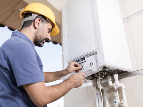 <p><br>Elektrik, su ve kombi tesisatı hizmetleri, modern yaşamın temel unsurlarından biridir. Bu hizmetler, evlerimizin konforlu ve güvenli olmasını sağlar. Elektrik tesisatı, evlerimizdeki aydınlatma, cihazlar ve elektrikli aletler için gerekli olan elektrik enerjisinin güvenli bir şekilde iletilmesini sağlar. Su tesisatı, evlerimizdeki musluklardan, duşlardan ve tuvaletlerden suyun akışını kontrol eder. Kombi tesisatı ise evlerimizin ısıtılması ve sıcak su ihtiyacının karşılanması için kullanılır.</p><p>Elektrik tesisatı, elektrik akımını evin tüm noktalarına ulaştıran bir ağdır. Bu ağ, ana elektrik panosundan başlar ve evdeki priz, aydınlatma ve diğer elektrikli cihazlara kadar uzanır. Elektrik tesisatının doğru kurulması ve bakımı, evdeki insanların güvenliği açısından son derece önemlidir. Elektrik tesisatı, düzenli bakım ve onarım gerektiren bir sistemdir. Eğer tesisat düzenli olarak kontrol edilmezse, aşırı ısınma, kısa devre ve yangın riski oluşabilir.</p><p>Su tesisatı, evdeki suyun kontrol altında tutulmasını sağlayan bir sistemdir. Su tesisatı, suyun evin giriş noktasından başlayarak, musluklara ve diğer su çıkış noktalarına kadar uzanır. Su tesisatının doğru kurulması ve bakımı, evin içindeki suyun sağlıklı ve temiz kalmasını sağlar. Su tesisatı da düzenli olarak kontrol edilmeli ve bakımı yapılmalıdır. Eğer su tesisatı arızalıysa, su sızıntısı, su baskını veya çatlaklar gibi sorunlar ortaya çıkabilir.</p><p>Kombi tesisatı, evlerimizdeki ısıtma ve sıcak su ihtiyacının karşılanmasını sağlayan bir sistemdir. Kombi tesisatı, evdeki doğalgaz veya LPG ile çalışan kombi cihazının suyu ısıtması ve ısıtılmış suyu evdeki radyatörler veya sıcak su çıkış noktalarına göndermesini sağlar. Kombi tesisatı da düzenli olarak kontrol edilmeli ve bakımı yapılmalıdır. Eğer kombi tesisatı arızalıysa, kombi cihazının performansı düşer ve enerji tüketimi artar.</p><p>Tüm bu tesisat sistemlerinin doğru kurulumu, düzenli bakımı ve onarımı, evlerimizin konforlu ve güvenli olmasını sağlar.</p>